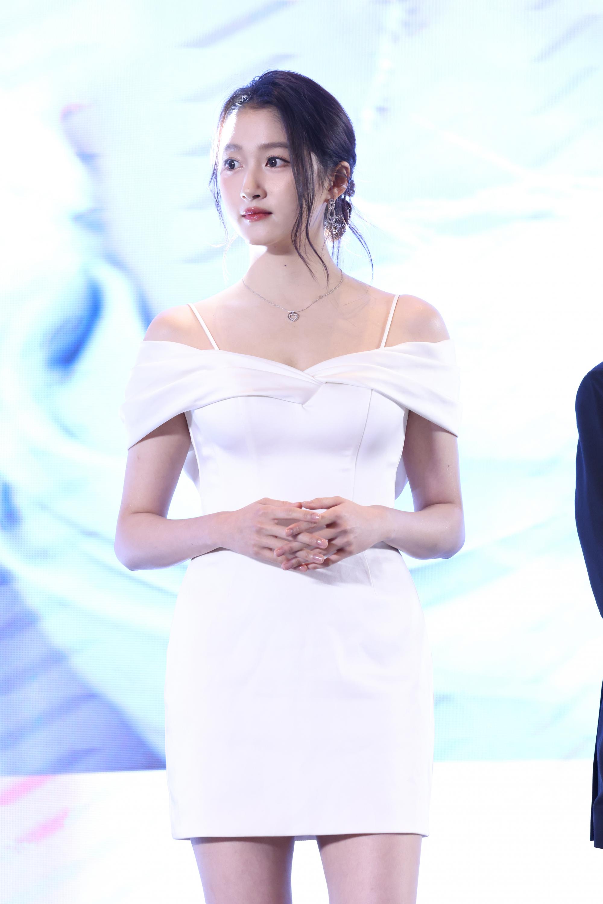 关晓彤生图白色连衣短裙半身现场生图照[11]